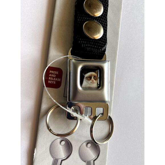 Angry Cat Buckle-Down Seat Belt Release Keychain - Picture 4 of 9